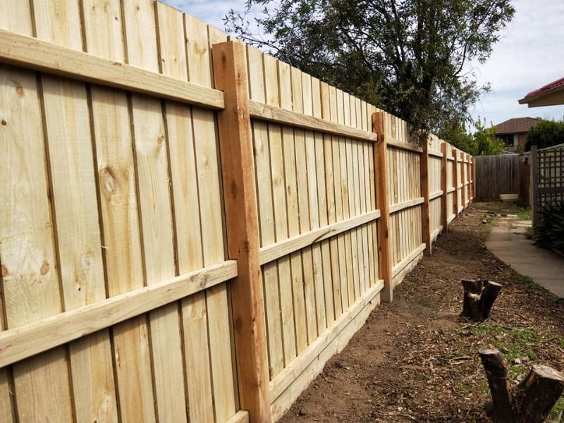 Rochedale side boundary fence in lapped and capped style